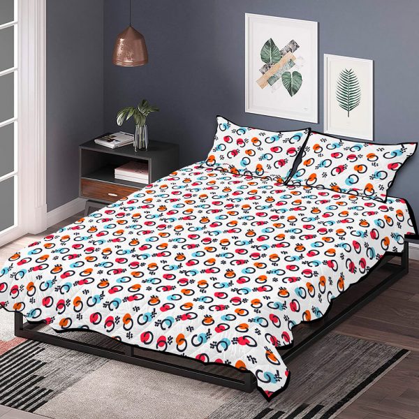 Quilt covers and pillows covered with small patterns are spread on the bed