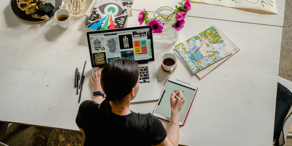 A woman paints imitating a pattern on the website