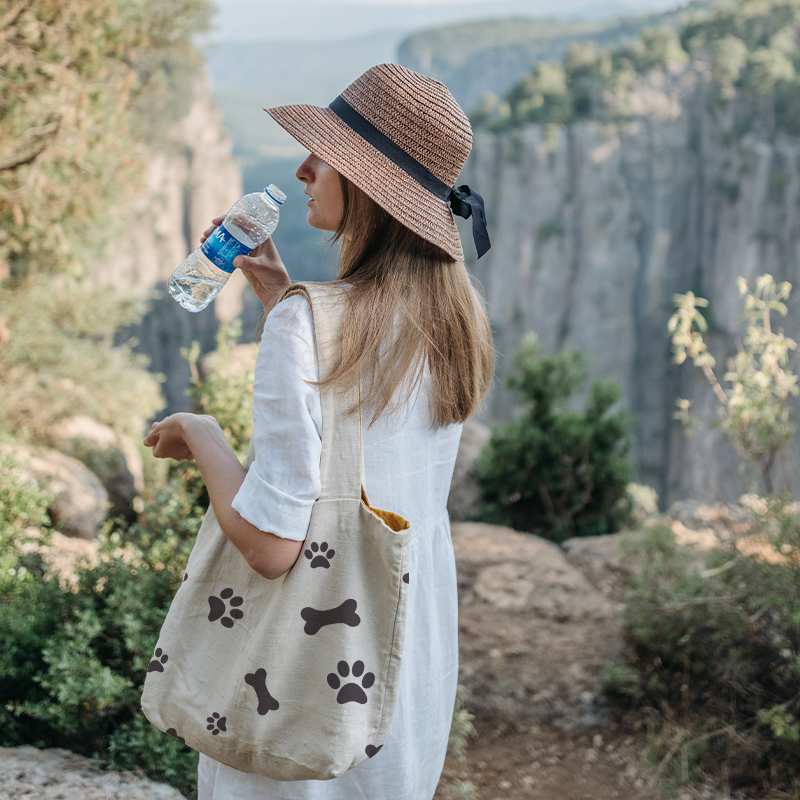 A female model is carrying a tote bag to go climbing