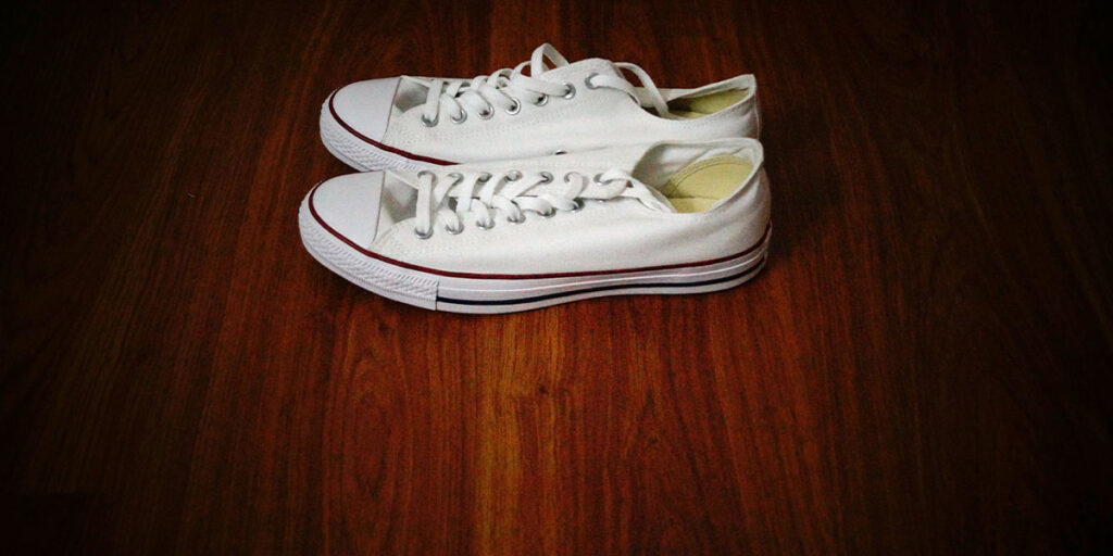 A white canvas shoes